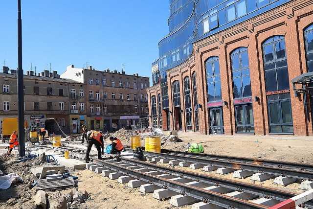 Na skrzyżowaniu ul. Rzgowskiej i ul. Dąbrowskiego prace przy układaniu nowego torowiska nabrały rozpędu. Trwająca prawie trzy lata modernizacja w ramach projektu Tramwaj dla Łodzi zaczyna cieszyć swoim rozmachem. Prace są bardzo zaawansowane i trzeba tylko niecierpliwie czekać na ich zakończenie by zobaczyć na tej trasie pierwsze tramwaje.