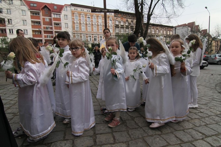 Do Wrocławia przyjechała figurka św. Michała Archanioła. Witały ją tłumy (ZDJĘCIA)