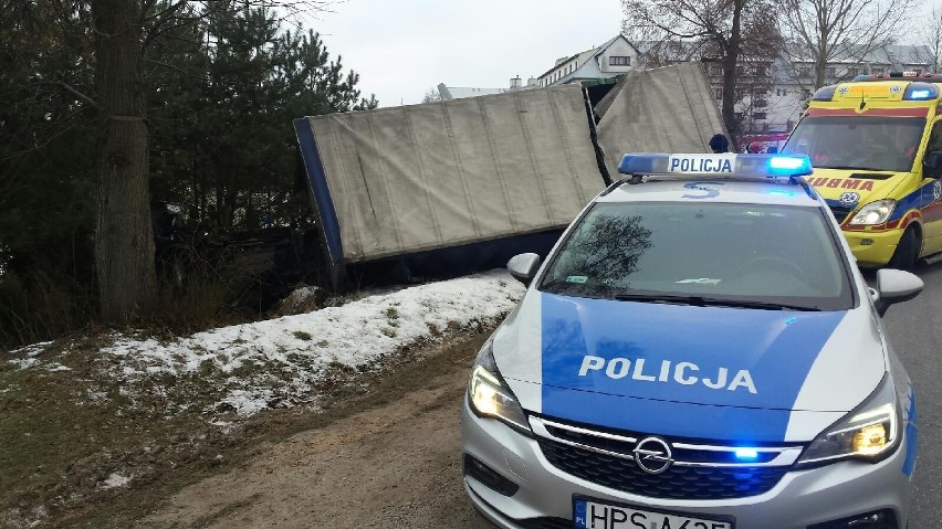 W Skorzeszycach ciężarówka wypadła z drogi na krajowej trasie