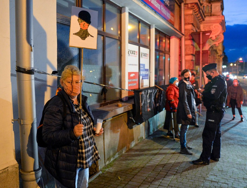 Pikieta kobiet w Przemyślu. Pod siedzibą PiS-u zapalono znicze. Interweniowała policja [ZDJĘCIA, WIDEO]