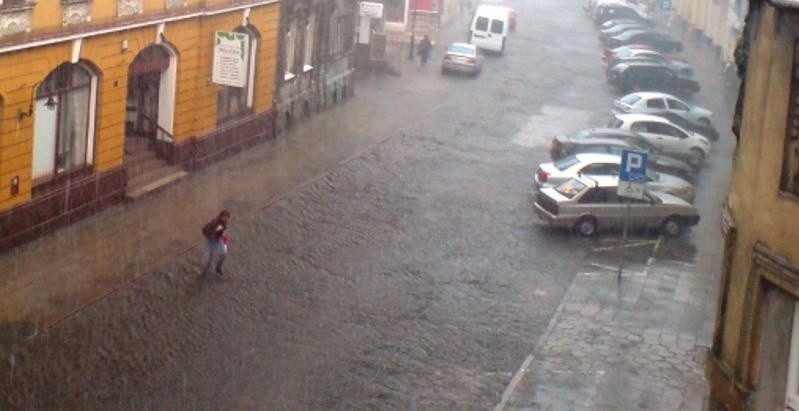 Kolejne zdjęcia od Internautów. Ulica Dworcowa w Bydgoszczy zalana