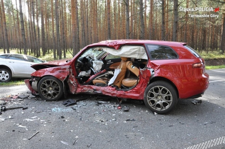 W tragicznym wypadku w Tworogu zginęła pasażerka fiata.