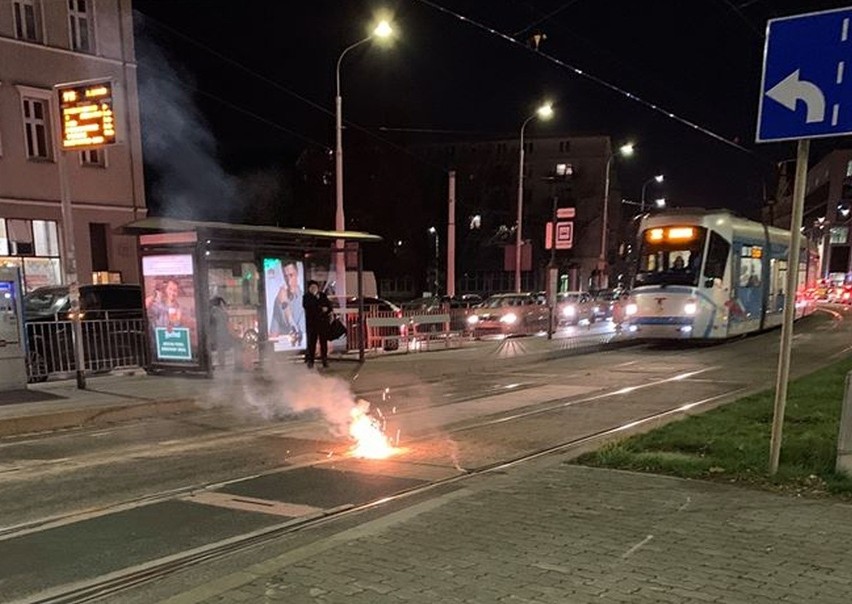 Naprawa torowiska przy placu Legionów. Szyny się palą... (ZDJĘCIA)