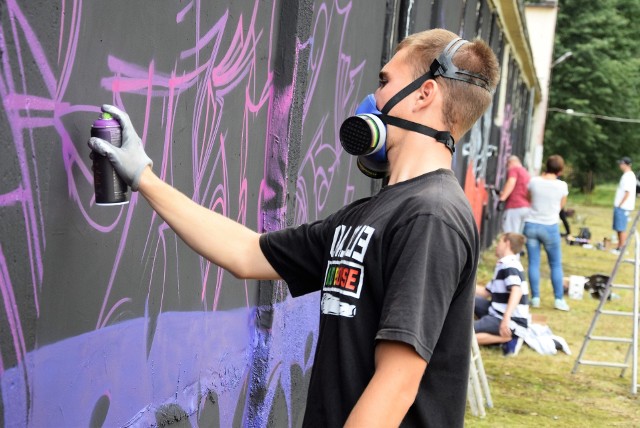 Grupa writerów, czyli ulicznych malarzy przybyła do Kruszwicy, by uczestniczyć w pierwszej edycji Graffiti Jam. Zobaczcie, jak tworzyli swe prace na murze przy ul. Kujawskiej na Zagoplu.