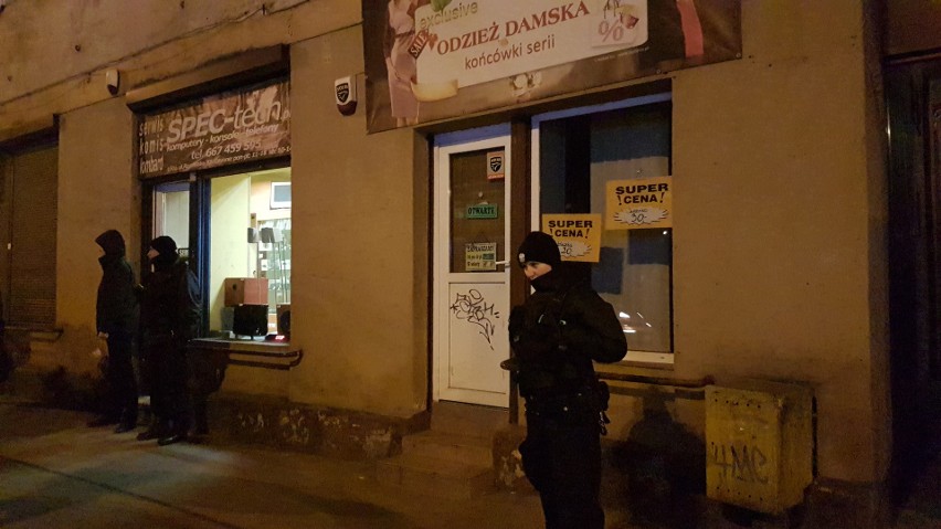 Ciało mężczyzny na zapleczu sklepu przy Rzgowskiej w Łodzi