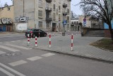 Koniec z patoparkowaniem na odcinkach ulicy 25 Czerwca w Radomiu, słupki blokują wjazd samochodom