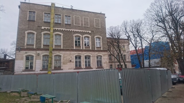 Długo wyczekiwany remont Publicznej Szkoły Podstawowej numer 1 w Brzegu już trwa. - Wreszcie będziemy mieli szczelne okna – cieszy się dyrekcja placówki.