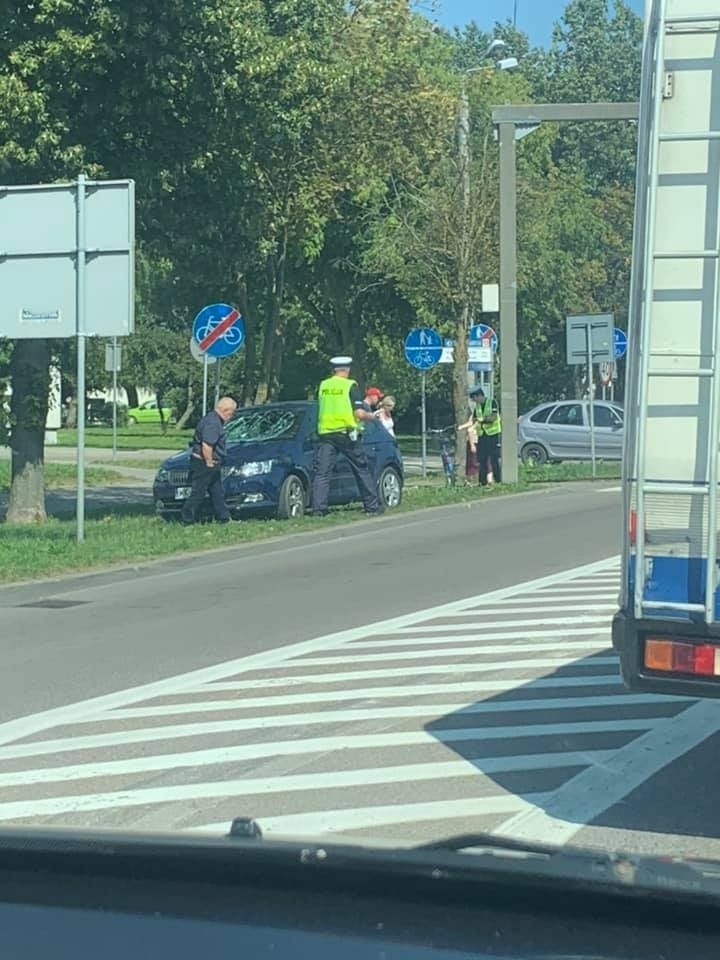 Augustów. 75-latek w skodzie potrącił rowerzystkę na ul. Brzostowskiego. Kobieta trafiła do szpitala [ZDJĘCIA]