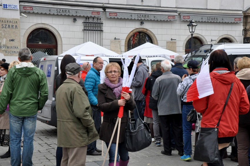 2 maja. W Krakowie rozdawali mieszkańcom biało-czerwone flagi [ZDJĘCIA, WIDEO]