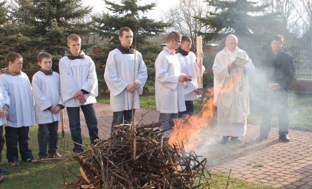 Nabożeństwo z poświęceniem ognia w parafii w Kazanowie.
