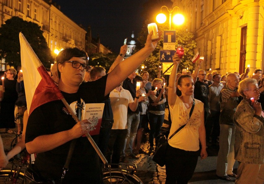 Manifestacja "Łańcuch Światła" w Radomiu. Kilkaset osób protestowało w obronie wolnych sądów