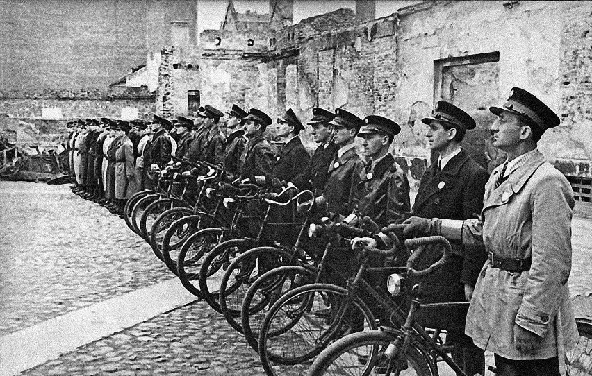 Żydowscy policjanci w getcie warszawskim - maj 1941 r. Do...