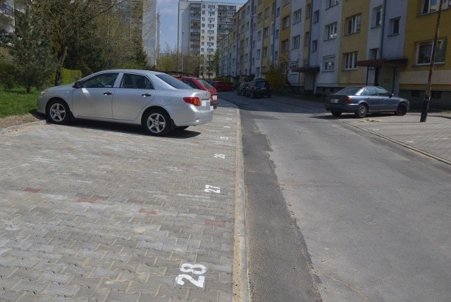 Miejsca parkingowe zostały już przebudowane m.in. w rejonie bloków przy al. Wyszyńskiego 35, 37 i 39.