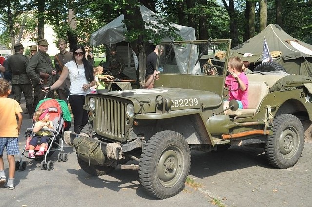 Wystawa pojazdów militarnych w koneckim parku