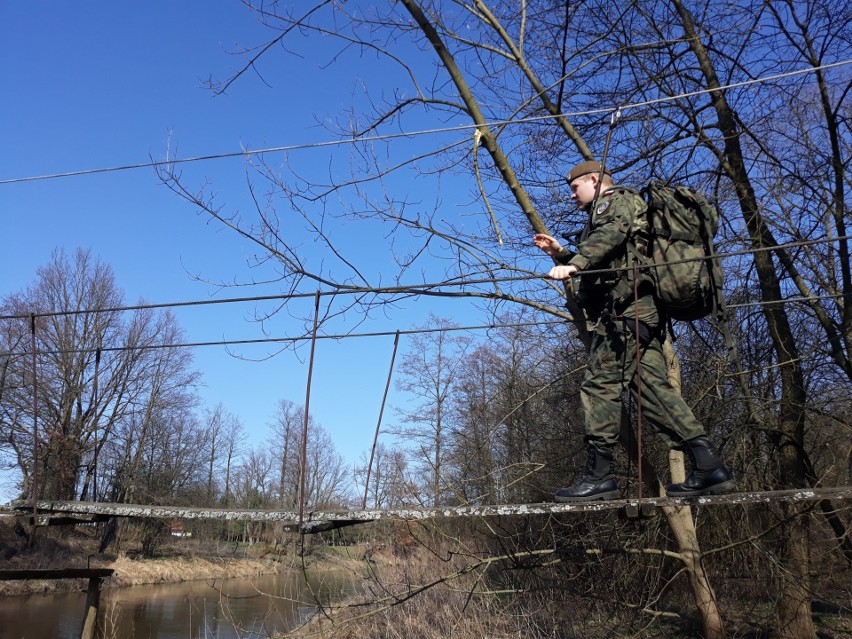 Około 125 żołnierzy 1. kompanii 34. Batalionu Lekkiej...