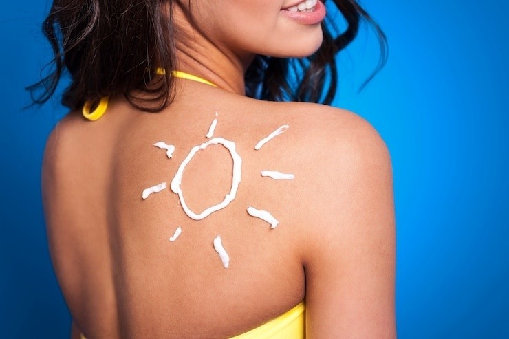 Ochrona w słoneczne dni: jak dobrać krem z filtrem do twarzy i jak chronić włosy?