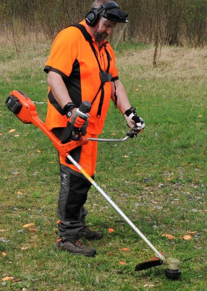 W ogrodzie. Nowoczesne, ręczne urządzenia akumulatorowe: pilarki, kosiarki i podkaszarki skutecznie zastępują narzędzia spalinowe