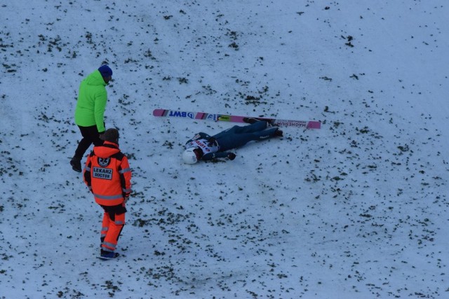 Podczas niedzielnego konkursu skoków groźny wypadek miał Piotr Żyła. Walczył o odległość i ostatecznie upadł, dotkliwie się obijając. Ucierpiała twarz, było sporo krwi. Polak był też w szoku - wstał sam, ale widać było, że nie za bardzo wiedział, co się wokół dzieje, odepchnął m. in. lekarza. Na szczęście Adam Małysz przekazał właśnie informację, że Żyła nie ma żadnych złamań. A oto zdjęcia z wypadku: