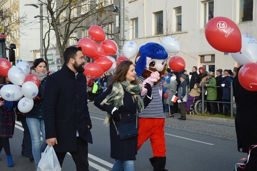 Rozeta Portu Gdynia o średnicy 1,5 m, na masce wozu Portowej...