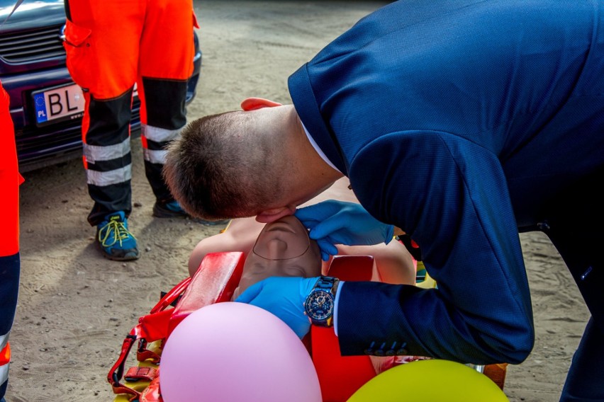 Pomysłowa brama weselna. Członkowie Grupy Ratowniczej...