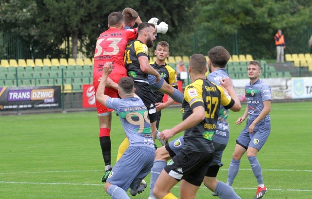 W sobotę 25 września Siarka Tarnobrzeg pokonała 1:0 Stal Stalową Wolę w Wielkich Derbach Podkarpacia. Sprawdź, jak oceniliśmy piłkarzy obu drużyn w skali 1-10!