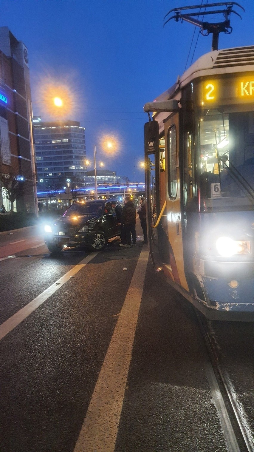 Zawracała w niedozwolonym miejscu, zderzyła się z tramwajem. Wypadek pod Pasażem Grunwaldzkim we Wrocławiu [ZDJĘCIA]