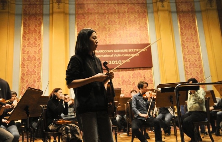 Koreanka Yoon Yang zwycięzczyni II Międzynarodowego Konkursu Skrzypcowego podczas próby przed koncertem galowym