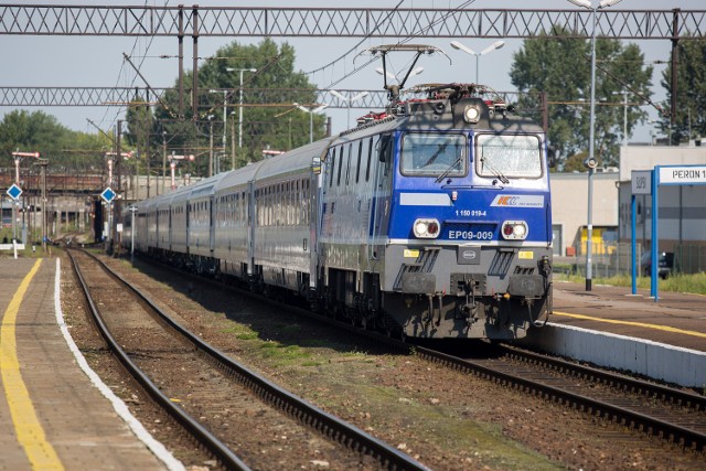Pociągi TLK są tańsze od pendolino, ich likwidacja wiąże się więc z tym, że za podróż do Warszawy trzeba zapłacić więcej.