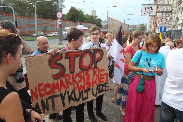 Protest przed spektaklem "Klątwa" w Teatrze Rozrywki w Chorzowie