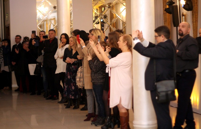 Studniówki 2019. Maturzyści z XIX LO bawili się w Dworku Vesaria (ZDJĘCIA)