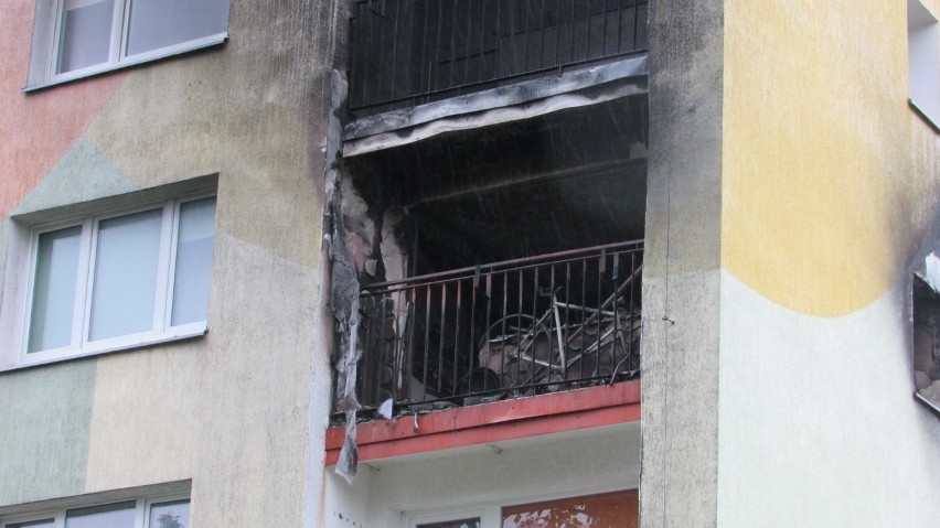 Po pożarze w Koszalinie przy ul. Starzyńskiego. Na miejscu pracują służby [WIDEO, ZDJĘCIA]