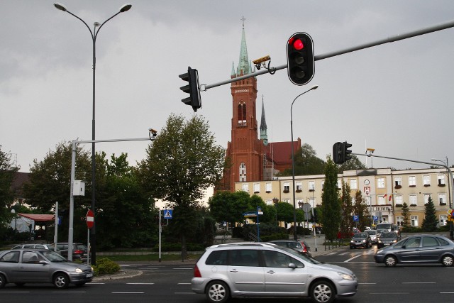 Prawie tysiąc kierowców w tym roku wjechało przy czerwonym świetle na monitorowane przez cała dobę skrzyżowanie w Zgierzu. To jedyne takie miejsce w naszym województwie, ale wkrótce ma być ich więcej, bo dwa kolejne powstaną w Łodzi.