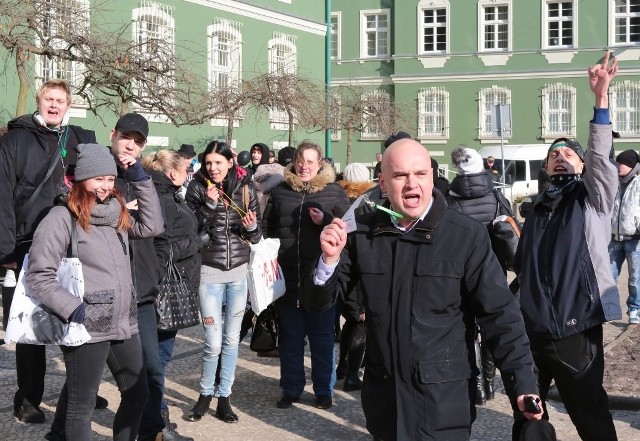 Uczniów szkół dla dorosłych nie będzie stać na czesne, jeśli będą zmuszeni do płacenia. Dla wielu oznacza to koniec nauki.