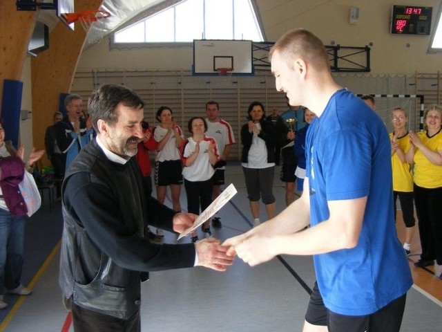 Adrian Bylicki, kapitan zwycięskiego zespołu, odbiera dyplom, a potem także puchar z rąk Pawła Czaplewskiego.