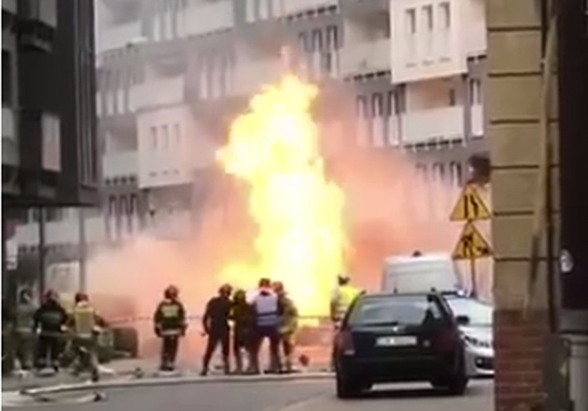 Pożar gazociągu w centrum Wrocławia [FILMY, ZDJĘCIA]