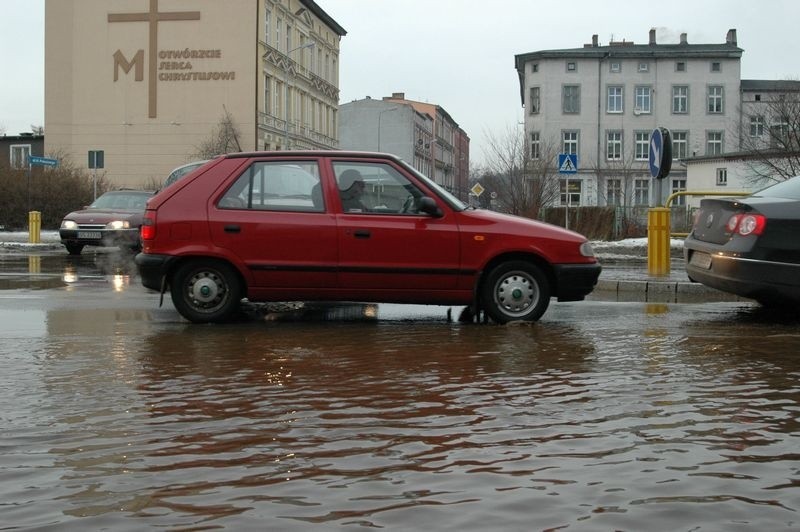 Pekl wodociąg przy ul. Garncarskiej w Slupsku. To juz...