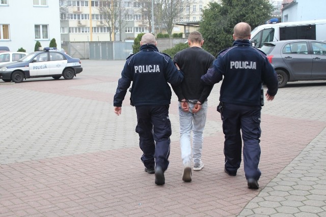 Mieszkaniec Nakła widząc jak dwóch osobników  około godz. 23 wybija szybę w aucie zaparkowanym na jednej z ulic powiadomił policję. Podał rysopisy. Funkcjonariusze od razu wiedzieli o kogo chodzi. Kwestią czasu  było zatrzymanie sprawców. Policjanci patrolowali nocą miasto i sprawdzali  miejsca, gdzie mogli się ukryć. Najpierw zatrzymali 20-latka, kwadrans później jego wspólnika. Okazało się, że zgłoszone dyżurnemu włamanie,  było jedynie „wierzchołkiem góry lodowej” - informuje Justyna Andrzejewska, oficer prasowy KPP w Nakle.Flesz - wypadki drogowe. Jak udzielić pierwszej pomocy?