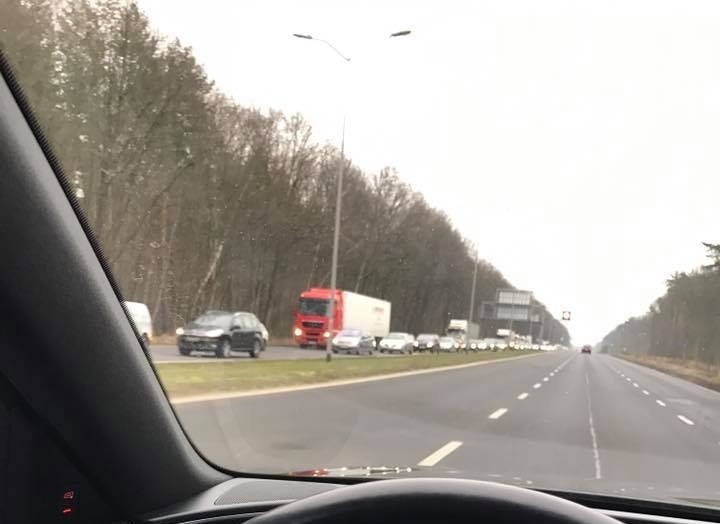 Utrudnienia na Zwierzynieckiej w Szczecinie. Drogę blokuje tir