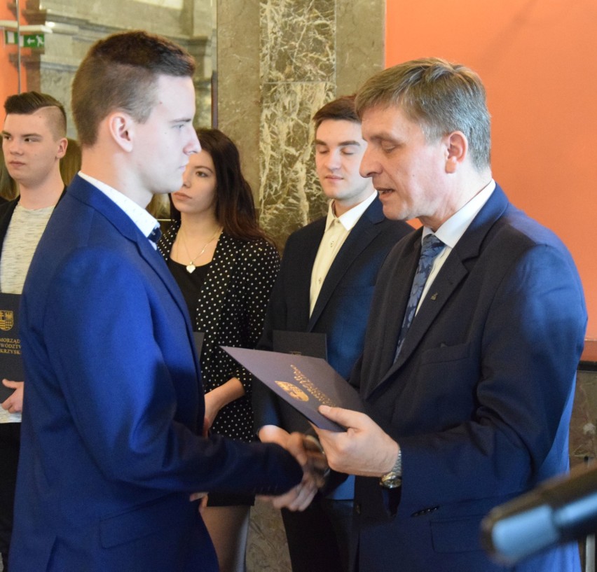 Najlepsi uczniowie z powiatu włoszczowskiego odebrali umowy stypendialne od marszałka województwa 