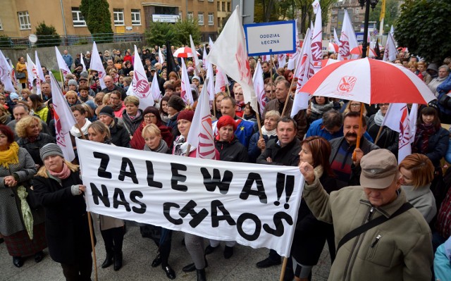 10.10.2016 lublinprotest nauczycieli szkol gimnazjalnych przed urzedem wojewodzkim   zmiany men w edukacji nauczyciele protestuja z powodu planowanych likwidacji gimnazjow  znp domga sie wycofania z projektowanych zmian w oswiacie  znp odzial lublin nauczyciele protestfoto.anna kurkiewicz/ kurier lubelski/ polska press