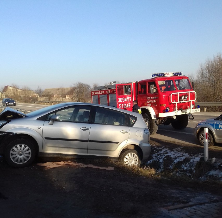 Wypadek w Wólce Milanowskiej. Toyota na łuku wypadła z drogi. Kobieta trafiła do szpitala (ZDJĘCIA)