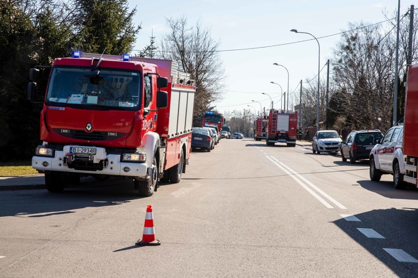 Białystok. Wypadek przy ul. Traugutta. Ciężarówka wjechała w skrzynkę gazową. Potrzebna była ewakuacja mieszkańców [ZDJĘCIA]