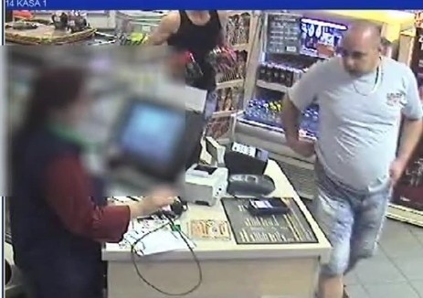Oto prawdopodobni sprawcy kradzieży portfela w Gliwicach. Zdjęcia z systemu monitoringu