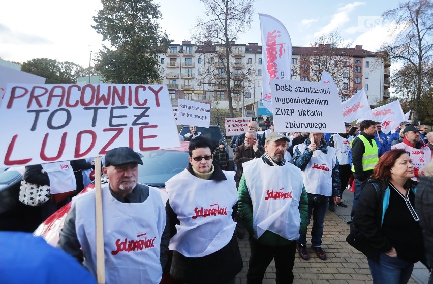 Pikieta Solidarności przed siedzibą ZWiK w Szczecinie. Chcą m.in. podwyżek [WIDEO, ZDJĘCIA]