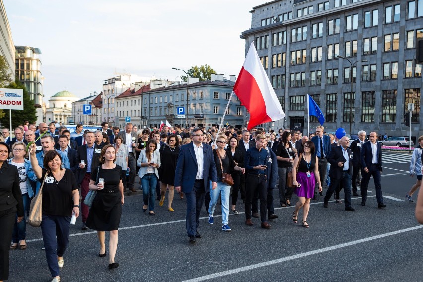 Łańcuch Światła w Warszawie [ZDJĘCIA] Demonstracja przed Pałacem Prezydenckim i marsz przed Sejm