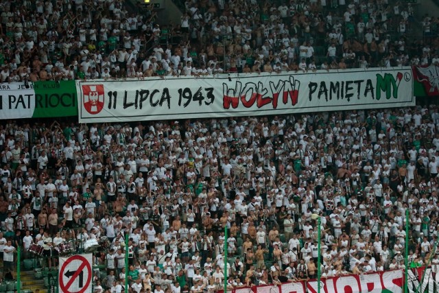 3:2 na wyjeździe, 2:0 u siebie. Legia Warszawa pomimo upału bez problemu awansowała do II rundy eliminacji Ligi Mistrzów, pokonując norweski zespół FK Bodo/Glimt. Dzisiejszy rewanż był pierwszym domoym meczem nowego sezonu. Przy Łazienkowskiej zasiadło kilkanaście tysięcy widzów. W końcówce kibice odśpiewali hymn Polski. Nie było oprawy, ale na Żylecie pojawiła się flaga upamiętniająca Wołyń. W sektorze gości zabrakło Norwegów. Pojedyncze miejsca zajęli kibice Legii.