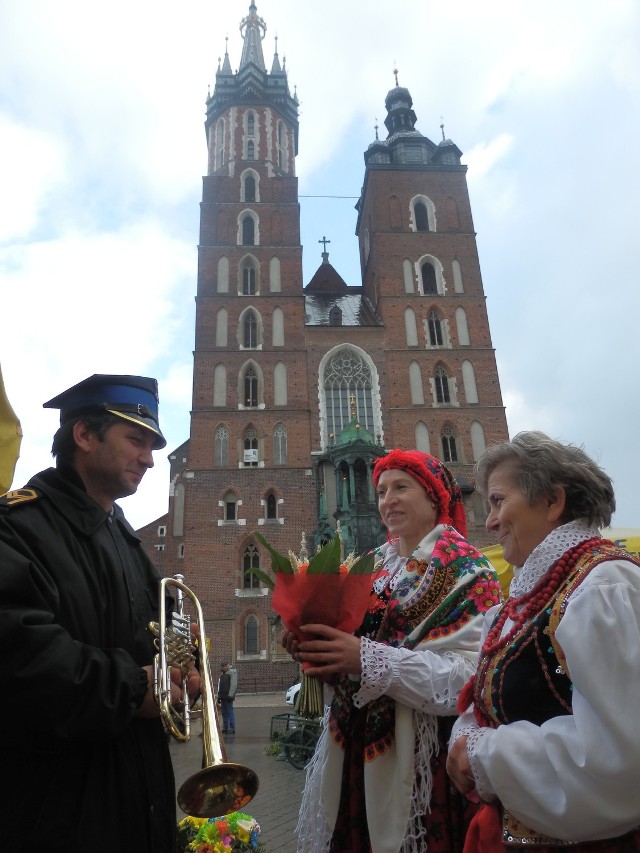 Hejnalista z wieży mariackiej Zygmunt Rozum życzy kwiaciarkom z krakowskiego Rynku Głównego, aby w przyszłym roku nie brakowało im klientów i aby zawsze ich kwiaty sprawiały radość kupującym. Małgorzata Rogozińska-Anioł i Teresa Surówka życzą zaś strażakowi, by powietrze w Krakowie było lżejsze, by dźwięki z trąbki w czasie grania hejnału wydobywały się swobodnie i czysto oraz aby w podniebnej izdebce, na najwyższym stanowisku w Krakowie, wreszcie na stałe zagościła kobieta.