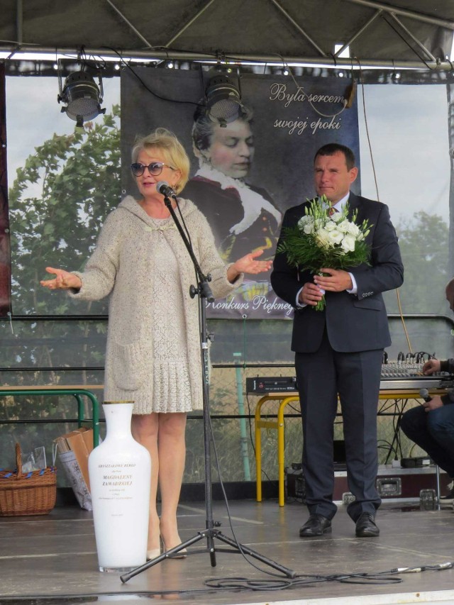 Magdalena Zawadzka i wójt Klimontowa Marek Goździewski, podczas uroczystej gali.