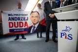 Wybory prezydenckie 2020. Trwa zbiórka podpisów. Duda i Hołownia otwierają biura 