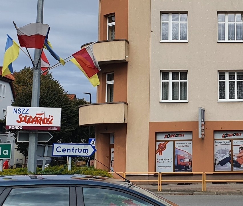 Puck. Jest akt oskarżenia przeciwko pucczaninowi, który zerwał ukraińskie flagi. 23 zarzuty na liście!